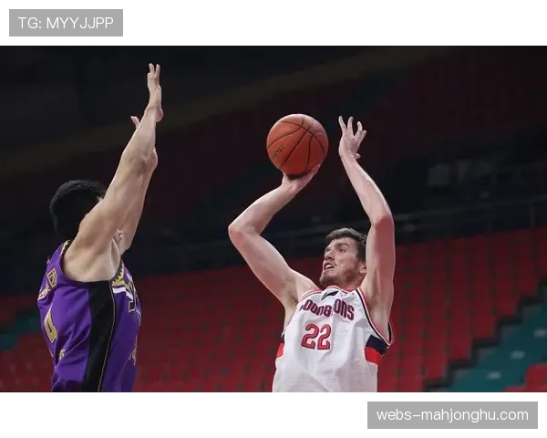 沙尔克04球员辛卡皮在完成一次关键转换抢断后因伤被换下